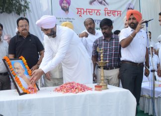 शहर को प्लास्टिक मुक्त बनाने के लिए बांटे जूट के बैग, स्वच्छता के लिए 140 भागों में बांटा