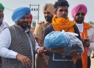 कांग्रेस नेता जसमिल सिंह लोदी गहरी निर्वाचन क्षेत्र में जरूरतमंद परिवारों को राशन वितरित करते हैं