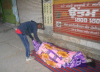 कड़ाको की ठंड से बचने के लिए जरूरतमन्दें को गर्म कंबल बाँटे गए