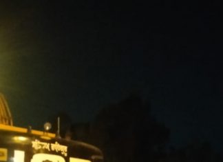 ट्राले से जे.सी.बी. मशीन लूढकी चालक के साथ बैठे सवार का पैर कुचला